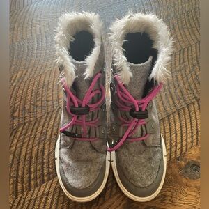 VGUC — Girls' SOREL Explorer Faux Fur Lace Waterproof Winter Boots — size 2